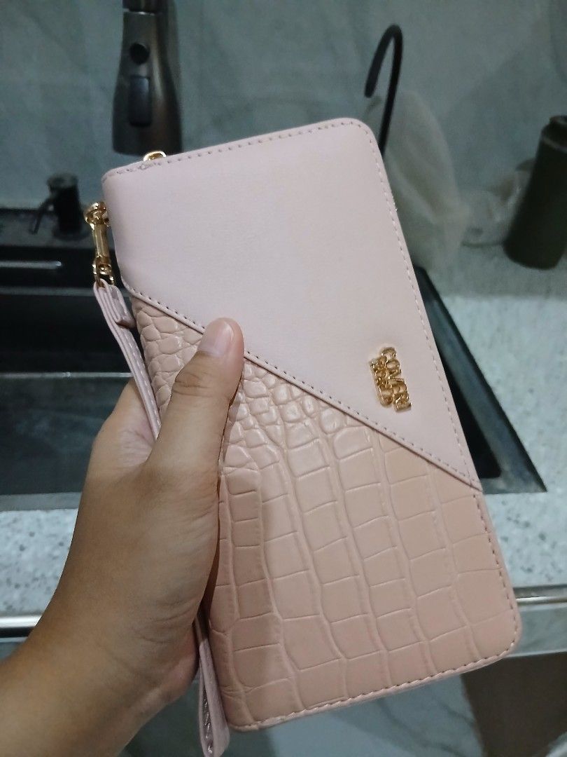 ITALY WRISLET LONG WALLET (Category: Wallets & Card holders) located in Macabebe. Submitted by collectionspurses (Listing ID 1450554555, Image 1). Description: brand new, imported , orig, italy wallet, rare, one only.