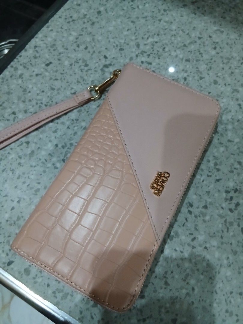 ITALY WRISLET LONG WALLET (Category: Wallets & Card holders) located in Macabebe. Submitted by collectionspurses (Listing ID 1450554555, Image 2). Description: brand new, imported , orig, italy wallet, rare, one only.