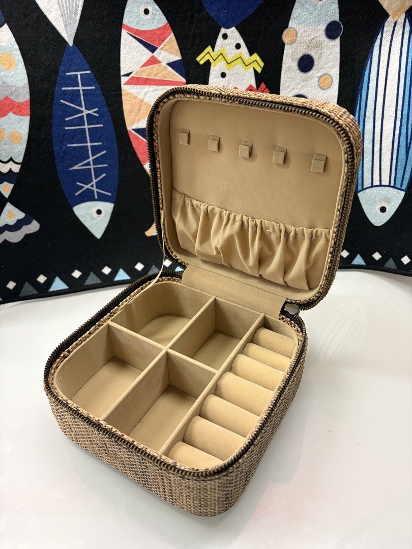 Jewelry box with zipper native abaca (Category: Storage Boxes & Baskets) located in Manila. Submitted by urbanwear (Listing ID 1450649308, Image 1). Description: .