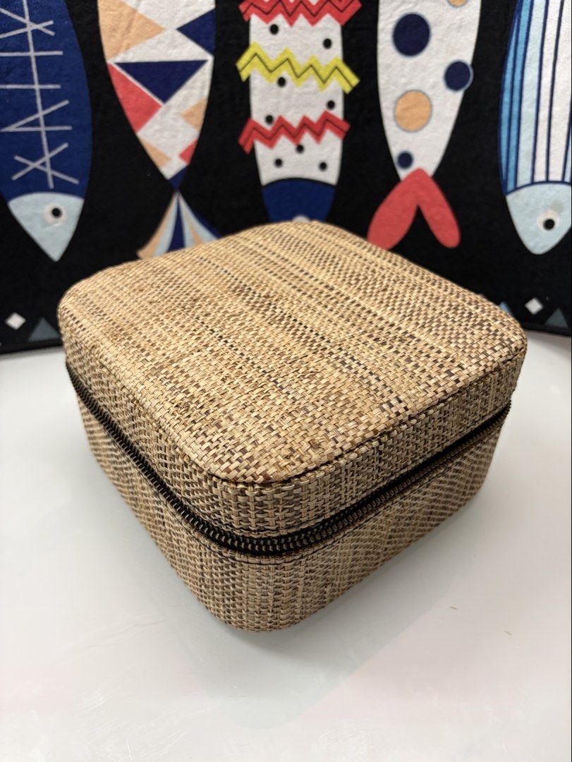 Jewelry box with zipper native abaca (Category: Storage Boxes & Baskets) located in Manila. Submitted by urbanwear (Listing ID 1450649308, Image 2). Description: .