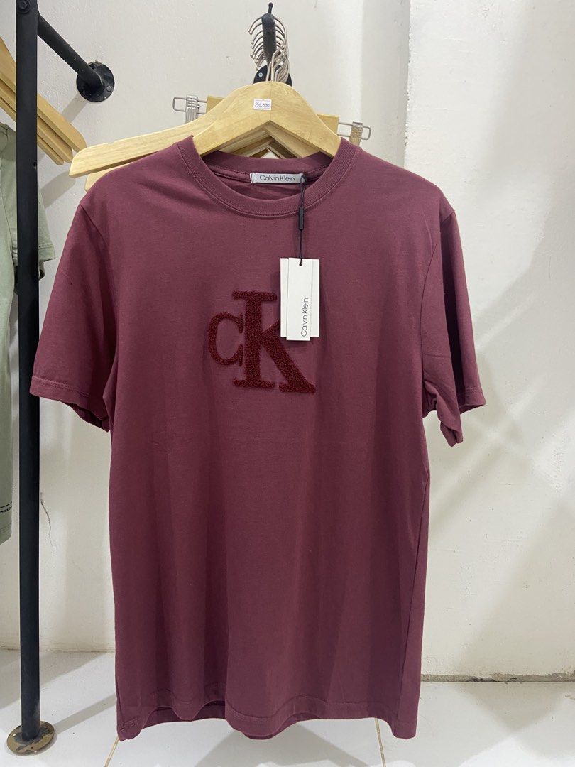 Kaos cowo Celvin Klein terbaru (Kategori: Atasan) berada di Palembang. Dikirim oleh storefasionv2 (ID iklan 1450642874, Gambar 1). Deskripsi: Kaos cowo terbaru bahan premium Size L Harga 80k Untuk pemesan langsung lewat pesan Oren on +adm.