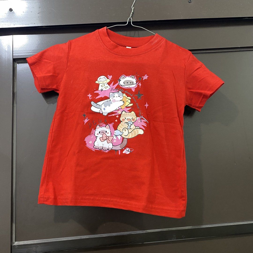 kaos merah cat kucing red t-shirt crop mini (Kategori: 8 hingga 12 tahun) berada di Jakarta Timur. Dikirim oleh garsalelicious (ID iklan 1450642854, Gambar 1). Deskripsi: jadi aku baru beli kaos. kayaknya deskripsi tokonya salah deh. ini kayak baju anak anak. ukuran di label S. tapi ini kayak size anak anak. aku gatau ukuran anak anak nya buat berapa tahun intinya ukurannya kayak gini yaa : LD sekitar 60 cm lebar lengan sekitar 10 cm panjang diuk