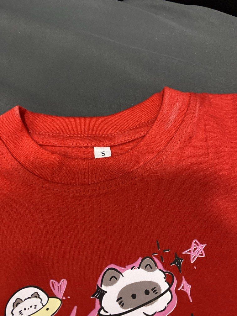 kaos merah cat kucing red t-shirt crop mini (Kategori: 8 hingga 12 tahun) berada di Jakarta Timur. Dikirim oleh garsalelicious (ID iklan 1450642854, Gambar 3). Deskripsi: jadi aku baru beli kaos. kayaknya deskripsi tokonya salah deh. ini kayak baju anak anak. ukuran di label S. tapi ini kayak size anak anak. aku gatau ukuran anak anak nya buat berapa tahun intinya ukurannya kayak gini yaa : LD sekitar 60 cm lebar lengan sekitar 10 cm panjang diuk