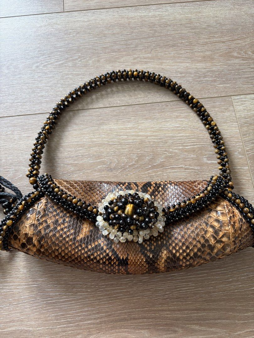 Kwanpen Python Bag （分類：手拿包）位於 Hong Kong。 由 bleach22 提交（商品編號 1450667825，圖片 2）。簡介： Kwanpen python bag with previous stones trim 真蛇皮袋 Removable beaded shoulder strap Can be used as clutch Slightwear with leather braid, otherwise great condition 皮繩有使用痕跡 100% Authentic Trade by SF。