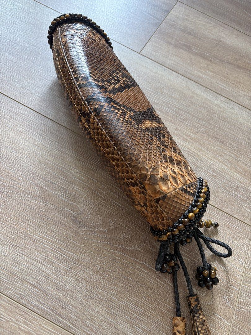 Kwanpen Python Bag （分類：手拿包）位於 Hong Kong。 由 bleach22 提交（商品編號 1450667825，圖片 3）。簡介： Kwanpen python bag with previous stones trim 真蛇皮袋 Removable beaded shoulder strap Can be used as clutch Slightwear with leather braid, otherwise great condition 皮繩有使用痕跡 100% Authentic Trade by SF。