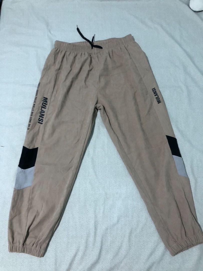 (L-3XL) Plus size Men's Sweat Pants/Jeans (Category: Jeans) located in Calamba. Submitted by crlnnxx (Listing ID 1450659057, Image 3). Description: 💵 ┇90 each ୨୧ ┇rfs: decluttering 📍 ┇loc: Calamba, Laguna 🚗 ┇can do shipping via j&t, sf will be shouldered by the buyer 📍 ┇can do meet ups within calamba, or near anywhere nearby. 💵 ┇mop: Gcash/gotyme 📍 Brown Sweatpants Waist: 32 - 45 inches Length: 38 inches Size: L-3XL 📍 Black Sweat Pants Iss