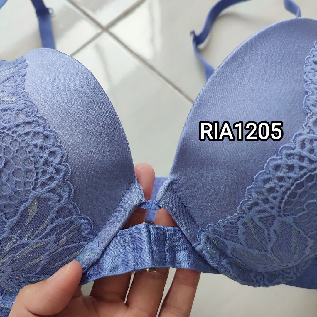 La senza beyond sexy 34D (Kategori: Pakaian - Lainnya) berada di Palembang. Dikirim oleh ria1205 (ID iklan 1450556165, Gambar 2). Deskripsi: Thrift ya kak. La senza beyond sexy ungu 34D. Push up bra. Minusnya noda kayak di foto, mgkn ilang klo dicuci..