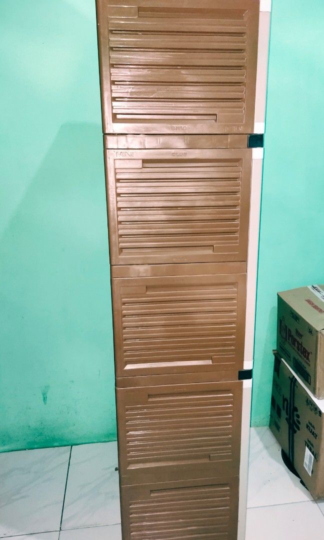 Lemari plastik Club susun 5 (Kategori: Perabotan Rumah) berada di Jakarta Pusat. Dikirim oleh ciyasimi (ID iklan 1450605842, Gambar 3). Deskripsi: Merek : Club Dijual lemari plastik dan bisa dibongkar pasang. Kuat dan awet. Kondisi masih baru tidak ada lecet. ✅ Dilengkapi kunci Spesifikasi : Ukuran : 50 x 42 x 180 cm Warna : Coklat dan krem Langsung chat/hubungi WA 082163018777 Lokasi : Pondok bambu, Duren Sawit Barang ambil di lokasi.