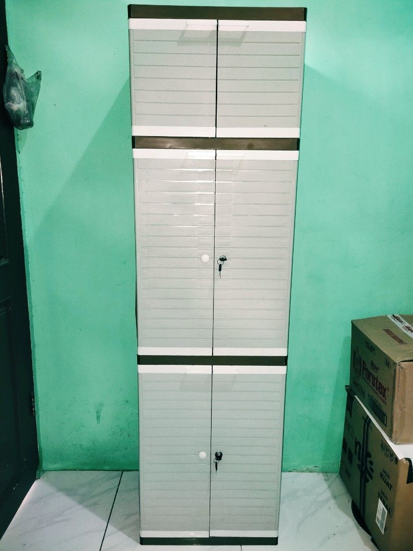 Lemari plastik Club susun 5 (Kategori: Perabotan Rumah) berada di Jakarta Pusat. Dikirim oleh ciyasimi (ID iklan 1450605842, Gambar 1). Deskripsi: Merek : Club Dijual lemari plastik dan bisa dibongkar pasang. Kuat dan awet. Kondisi masih baru tidak ada lecet. ✅ Dilengkapi kunci Spesifikasi : Ukuran : 50 x 42 x 180 cm Warna : Coklat dan krem Langsung chat/hubungi WA 082163018777 Lokasi : Pondok bambu, Duren Sawit Barang ambil di lokasi.