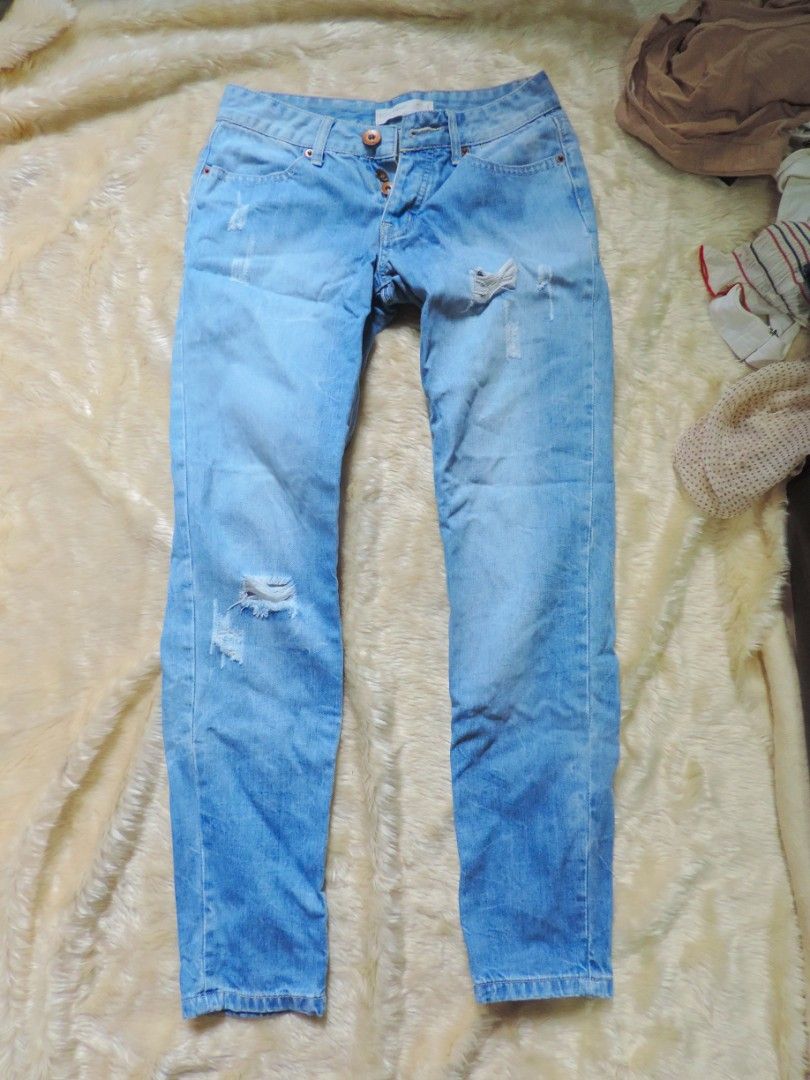 Light Wash Ripped Boyfriend Jeans (Category: Jeans) located in Marikina City. Submitted by harmonicashoppe (Listing ID 1450599144, Image 1). Description: .