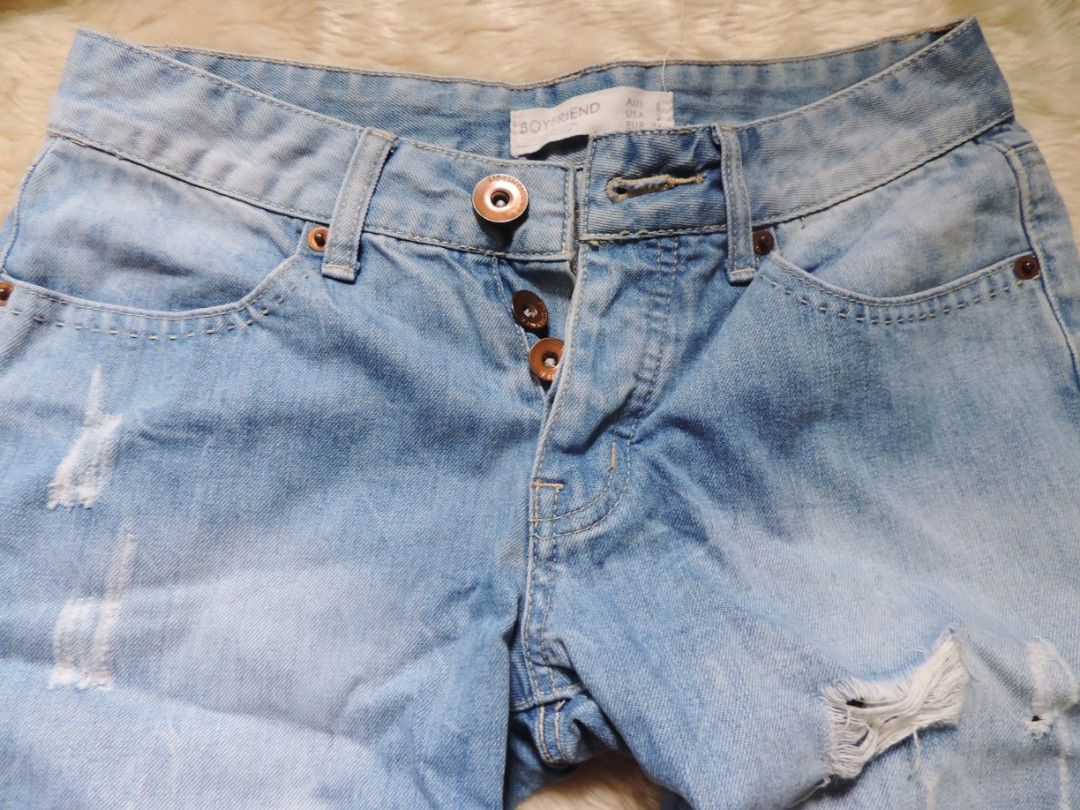 Light Wash Ripped Boyfriend Jeans (Category: Jeans) located in Marikina City. Submitted by harmonicashoppe (Listing ID 1450599144, Image 2). Description: .