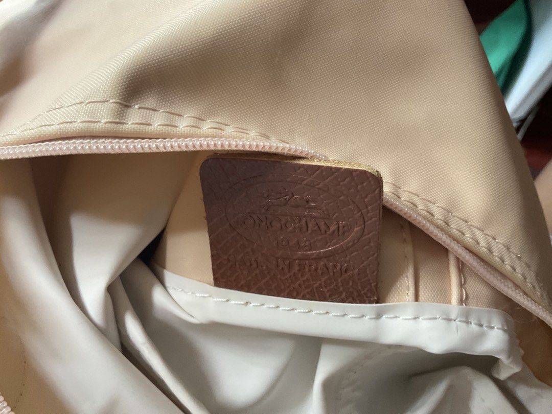 MPO Longchamp Le Pliage Shoulder Bag Salmon Pink (Category: Luxury Bags & Wallets) located in Batangas. Submitted by vv_closett (Listing ID 1450585681, Image 3). Description: - Authentic Longchamp Le Pliage shoulder bag - Durable nylon material with stylish leather trim - Secure zippered main compartment - Convenient interior pouch - Elegant gold hardware details - Leaf print interior lining - Ideal for everyday use -Color may vary due to lightin