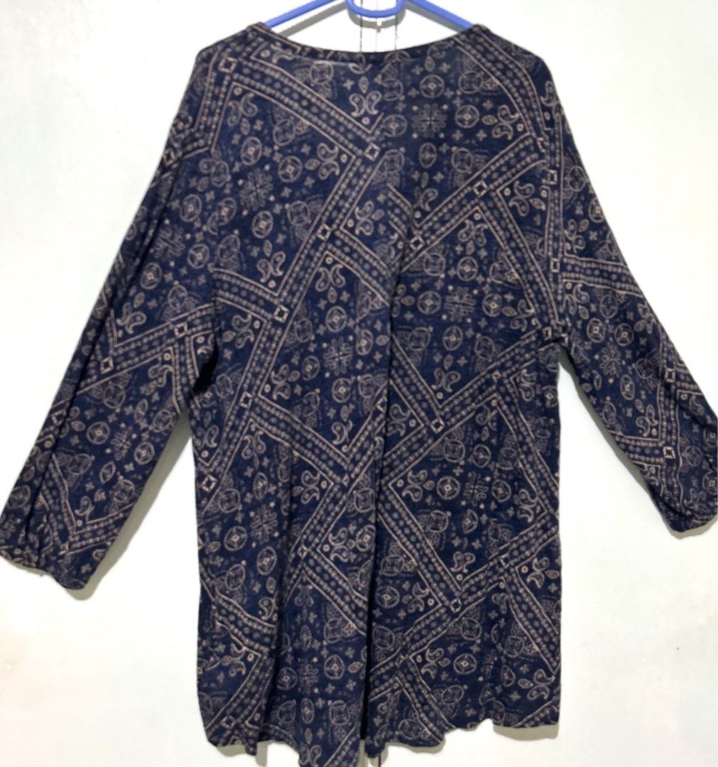 Loose fit blouse (Category: Longsleeves) located in Marikina City. Submitted by decluttering.matters (Listing ID 1450567524, Image 3). Description: ‼️ Please read the details and terms and inspect all the photos Size: 2XL Color: navy / dark blue with brownish print Soft fabric with nice print No reservations. Payment first via GCash. Shipping will be arranged and paid by the buyer. Preferably Grab or Lalamove. For provincial deliveries, I can onl