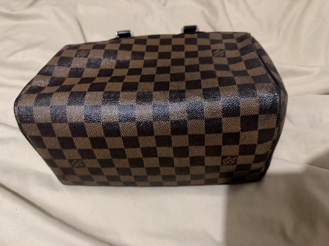 Louis Vuitton Speedy 25 Damier Ebene (Category: Luxury Bags & Wallets) located in Manila. Submitted by milletmend89051 (Listing ID 1450624736, Image 3). Description: - Classic Louis Vuitton Speedy bag - Damier Ebene canvas with iconic checkered pattern - Genuine leather handles and trim - Secure zipper closure with lock - Timeless and versatile for everyday use - Ideal for carrying your essentials.