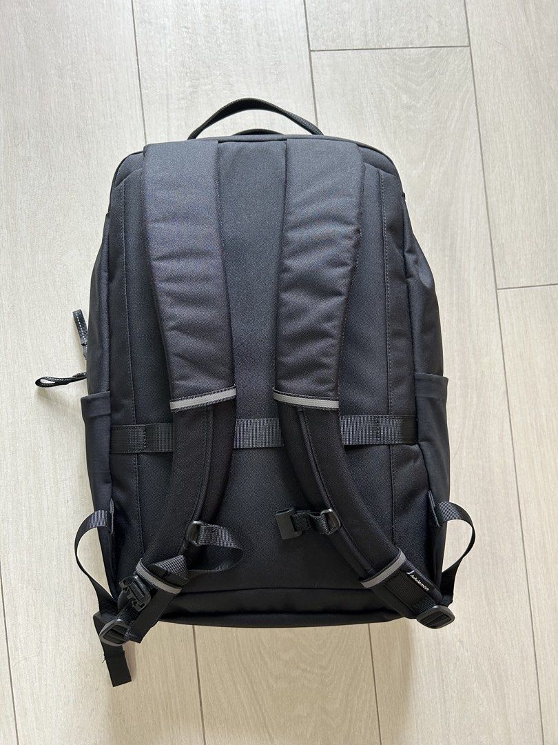 Lululemon Double Zip backpack （分類：背包）位於 Hong Kong。 由 allen543 提交（商品編號 1450546221，圖片 3）。簡介： Hey there! Selling this sleek Lululemon Double Zip backpack in classic black. Plenty of space and those double zips make it super convenient to access your stuff.。