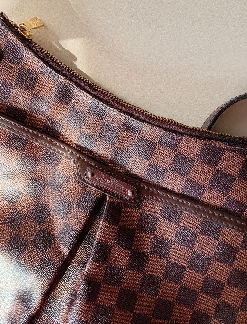 LV Bloomsbury Shoulder Bag (Category: Luxury Bags & Wallets) located in Navotas City. Submitted by ms.soulana (Listing ID 1450704736, Image 3). Description: PREOWNED Lightly Used BLOOMSBURY LV Brown Shoulder Crossbody bag - Damier Ebene canvas with classic checkered pattern - Zipper closure - Red interior lining - Adjustable strap - Ideal for everyday use Coded Not guaranteed sa Authenticity Made in France Min Sign of Used Min Rubs on hardwares G