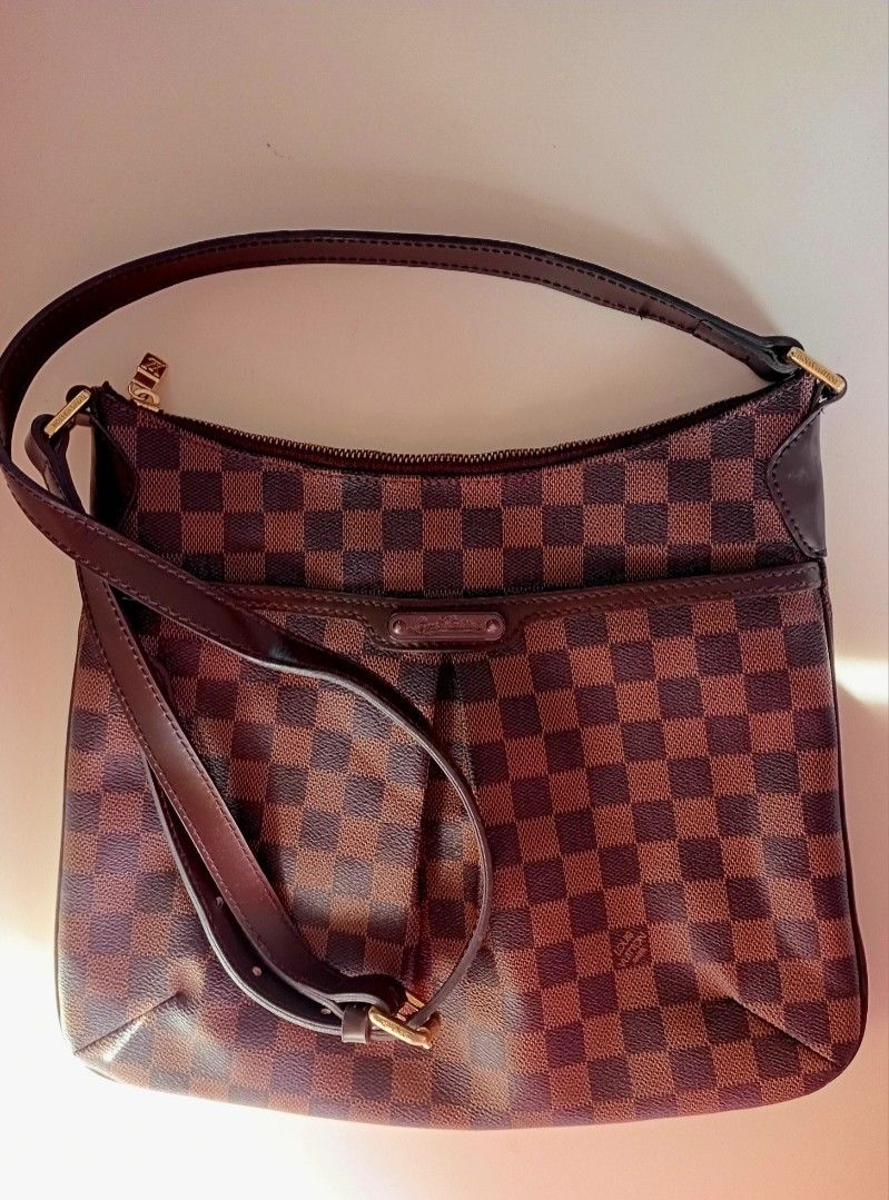 LV Bloomsbury Shoulder Bag (Category: Luxury Bags & Wallets) located in Navotas City. Submitted by ms.soulana (Listing ID 1450704736, Image 2). Description: PREOWNED Lightly Used BLOOMSBURY LV Brown Shoulder Crossbody bag - Damier Ebene canvas with classic checkered pattern - Zipper closure - Red interior lining - Adjustable strap - Ideal for everyday use Coded Not guaranteed sa Authenticity Made in France Min Sign of Used Min Rubs on hardwares G
