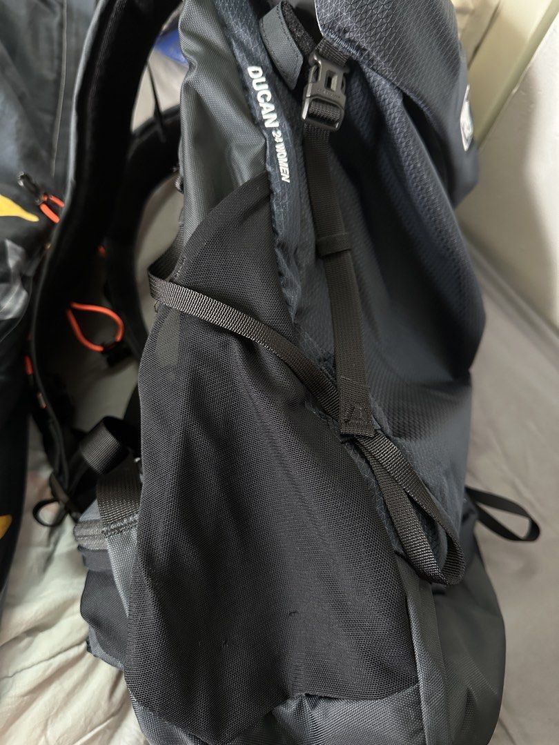 Mammut Women's Ducan 24 Hiking Backpack-Navy 長毛象猛犸象杜坎登山包女戶外背囊 （分類：行山及露營）位於 Hong Kong。 由 syt001 提交（商品編號 1450689190，圖片 3）。簡介： 日本購入 總共背的次數約5次 透氣背板 背負舒適 外表較新 側袋有小磨損 不影響使用 因為換新背囊所以轉售 交收地點：旺角到銅鑼灣之間站 可商議。
