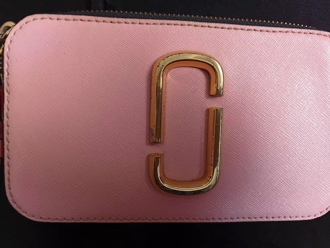 Marc jacobs camera bag authentic (Kategori: Tas & Dompet) berada di Maluku Tengah. Dikirim oleh agsandew (ID iklan 1450610852, Gambar 3). Deskripsi: detail no seri dan lainny by request.