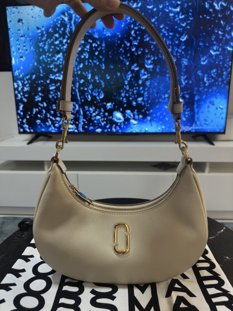 Marc Jacobs The Curve Bag (Category: Luxury Bags & Wallets) located in Manila. Submitted by hapishopee (Listing ID 1450538032, Image 2). Description: Brand new.
