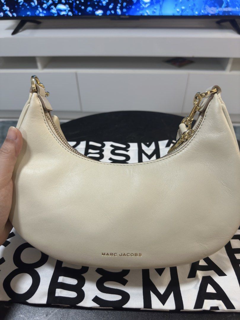 Marc Jacobs The Curve Bag (Category: Luxury Bags & Wallets) located in Manila. Submitted by hapishopee (Listing ID 1450538032, Image 3). Description: Brand new.