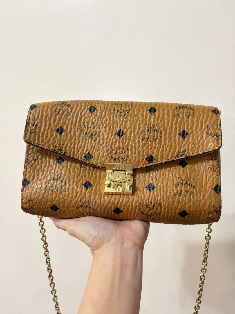 MCM chain sling bag (Category: Cross-body Bags) located in Balanga. Submitted by neri_declutters (Listing ID 1450678679, Image 1). Description: 📍Location: Balanga Bataan 🏍️Delivery Options: J&T, and LBC 💵Mode of Payment: Gcash, Bank Transfer (Payment First Basis) ❌No cancellation of order/s #PrelovedBags #PrelovedBag #PrelovedPH #PrelovedBagsPH #BrandedPreloved ThriftFinds UkayFinds UkayPH SecondHandStyle SustainableFashion Note: Kindly manage