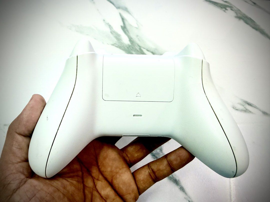 Microsoft Xbox Wireless Controller (Category: Controllers) located in Kuala Lumpur. Submitted by julian_balogh (Listing ID 1450554369, Image 2). Description: Microsoft Xbox Wireless Controller Still in very good working condition Tested each buttons and functions working good No issues Only controller. .