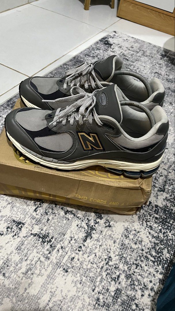 New Balance 2002R leather pack resmi (Kategori: Sneakers) berada di Jakarta Pusat. Dikirim oleh rejeep2567794 (ID iklan 1450539061, Gambar 1). Deskripsi: Dijual new balance 2002R original resmi, kondisi overall masih bagus banget, minus hanya di tongue aja. Barang resmi new balance ya cuma kardus hilang, bisa dicek sendiri keasliannya leather pack ini, kalo kw barang saya kasih aja, COD my time my place nego sadis will not be responded.