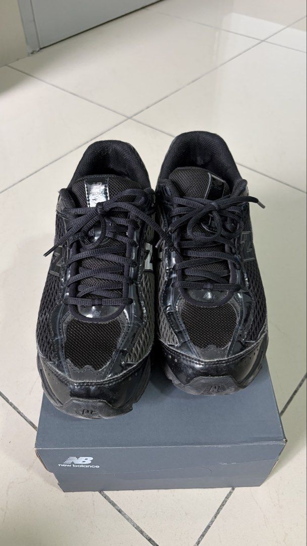 New Balance 523 Black Running Shoes (Category: Sneakers) located in Cheras. Submitted by ashraffabd (Listing ID 1450715018, Image 2). Description: - Black New Balance 523 running shoes - Mesh and synthetic upper for breathability - ABZORB cushioning for comfort - Soles show some signs of wear - Includes original box - Ideal for everyday wear or light jogging.