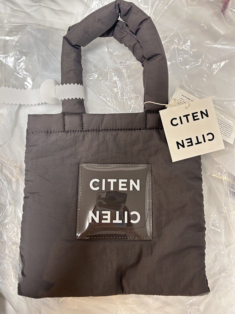 ‘New’ (日本購入）CITEN 超靚兩格灰色手挽袋 （有型潮款） （分類：單肩包）位於 Hong Kong。 由 whakmo 提交（商品編號 1450697216，圖片 1）。簡介： 手挽兩格款 超平價～ 另有Citen一個款式： 睇下 ’‘New’ (日本購入）CITEN 超靚多格單肩袋 （有型潮款）男女適合‘，HK$300 係 #Carousell https://carousell.app.link/JxsCRwl3Y4b 呢度搵到 。