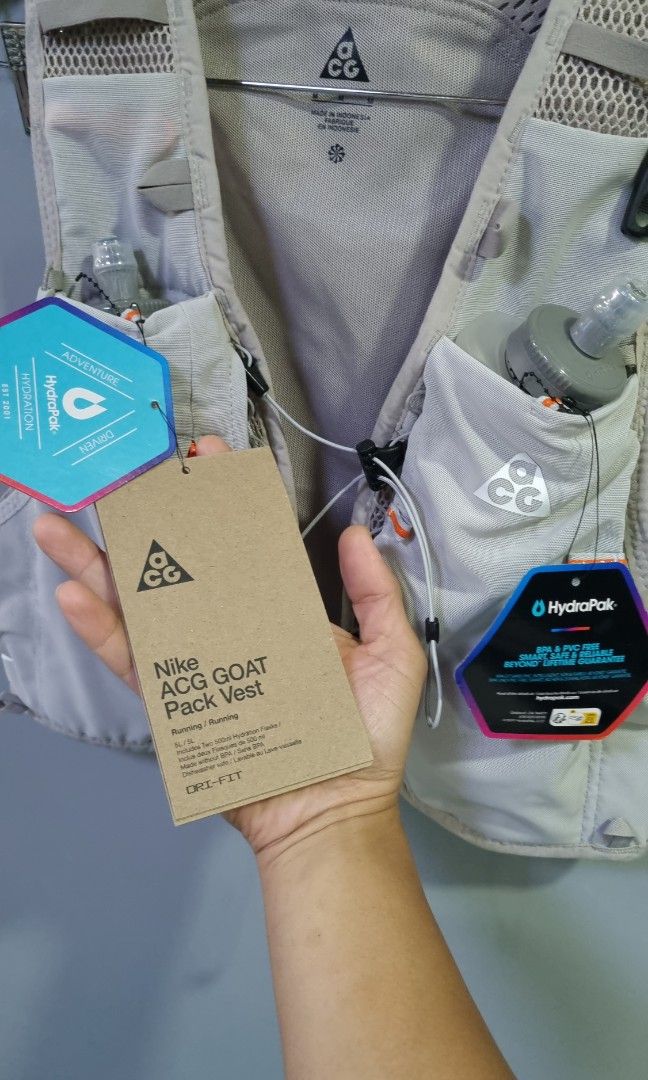 NIKE ACG HYDRATION VEST (Category: Vests) located in Baguio. Submitted by selectioncorner93 (Listing ID 1450530449, Image 2). Description: I HAVE TWO MEDIUM BNEW SRP 8,999.