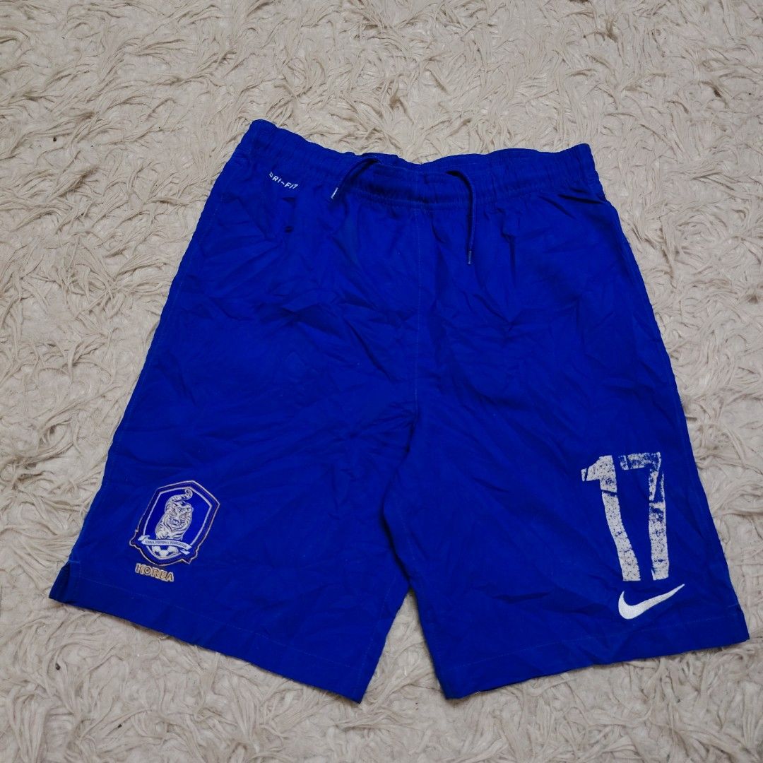 Nike Dri-Fit Shorts (Category: Other Sports Equipment and Supplies) located in Bota. Submitted by mista.fixx (Listing ID 1450708901, Image 1). Description: 🔥Declare Status Item : Bundle 🔥Size Tag : XL. Ukur Manual 30-33 🔥Cawat 12.5 Peha 12 Lutut 10 Labuh 18.5 🔥Made in Thailand 🔥Condition : Padu 8/10 Fresh baru keluar guni bang. Warna biru lawa lagi. Material kain nipis stretchable . Sesuai buat pakai santai riadah sukan . Print number ada fa