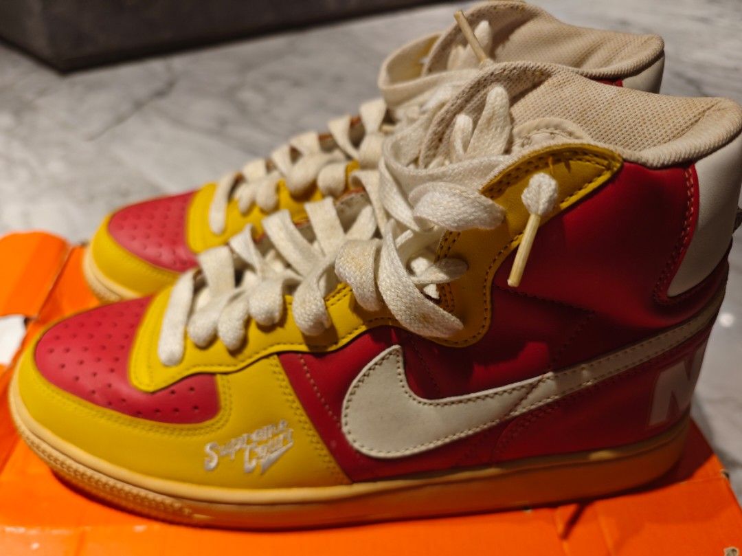 Nike Terminator Hi 'Supreme Court' （分類：波鞋）位於 Hong Kong。 由 jonathanch40461 提交（商品編號 1450608482，圖片 1）。簡介： The Terminator Hi 'Supreme Court' shoes were re-released in 2004, equipped with red and maize on the upper. A ‘Supreme Court’ signoff is stamped across the lateral side of the forefoot, consistent with its 1985 predecessor. Bought it brand new, kept in storage. 。
