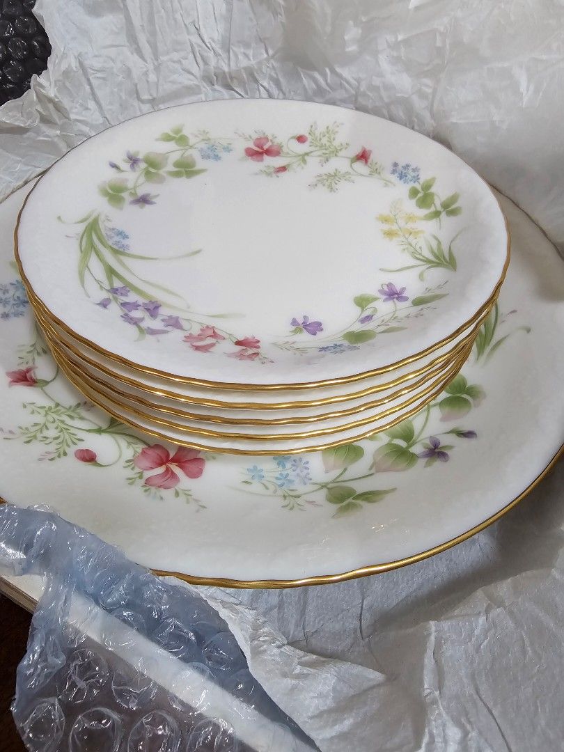 SALE❗️NORITAKE Contemporary Set - 6 pcs (Category: Dinnerware & Cutlery) located in Quezon City. Submitted by senyoramaria (Listing ID 1450539722, Image 1). Description: NORITAKE Contemporary Set 6 pcs 1 pc Serving Plate 10.5 inches in diameter 5 pcs Cake Plates 7.1 inches in diameter New, with hard box. Php2000❗️.