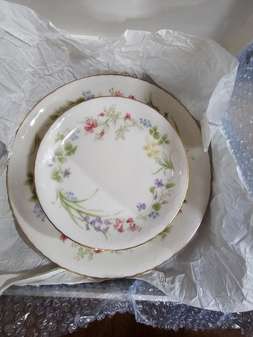 SALE❗️NORITAKE Contemporary Set - 6 pcs (Category: Dinnerware & Cutlery) located in Quezon City. Submitted by senyoramaria (Listing ID 1450539722, Image 2). Description: NORITAKE Contemporary Set 6 pcs 1 pc Serving Plate 10.5 inches in diameter 5 pcs Cake Plates 7.1 inches in diameter New, with hard box. Php2000❗️.