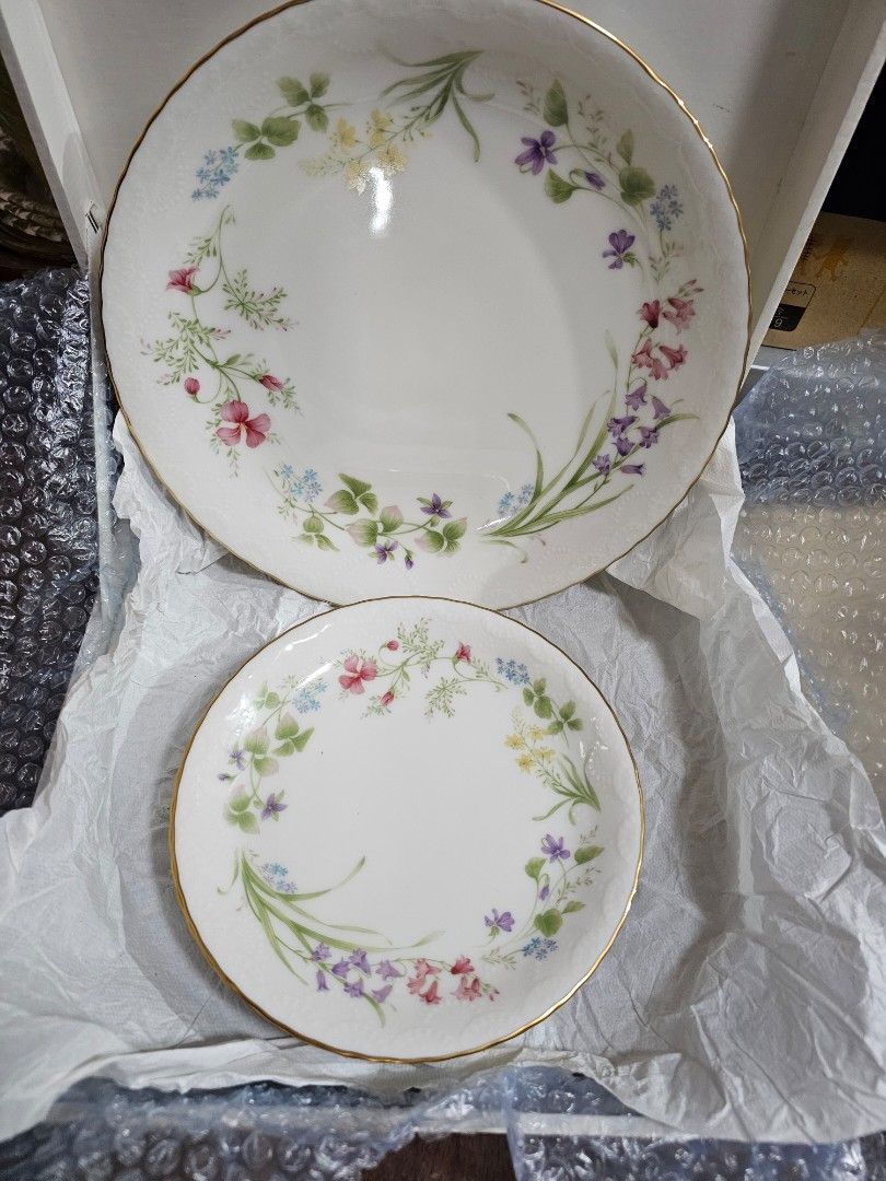SALE❗️NORITAKE Contemporary Set - 6 pcs (Category: Dinnerware & Cutlery) located in Quezon City. Submitted by senyoramaria (Listing ID 1450539722, Image 3). Description: NORITAKE Contemporary Set 6 pcs 1 pc Serving Plate 10.5 inches in diameter 5 pcs Cake Plates 7.1 inches in diameter New, with hard box. Php2000❗️.