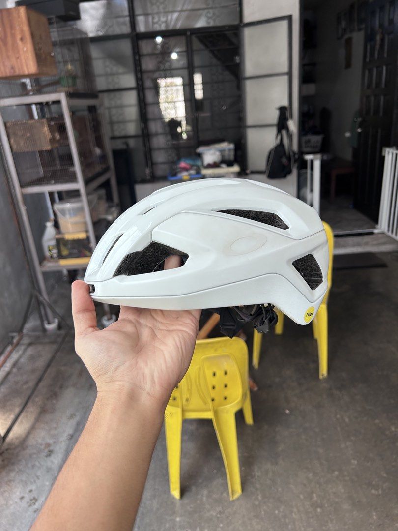 OAKLEY ARO3 ENDURANCE MIPS CYCLING HELMET (Category: Bicycles) located in Quezon City. Submitted by adarpgaming (Listing ID 1450629618, Image 1). Description: STILL NEGOTIABLE DETAILS BELOW PLEASE READ MIPS Okay na okay pa po if hindi kayo maselan SIZE MEDIUM (okay na okay sa malapad na ulo) Pickup or lalamove: Kamias QUEZON CITY Issue: -Kulang lang po yun pads pero di naman ramdam -konting gasgas lang check pics -sa may strap, natanggal yun para