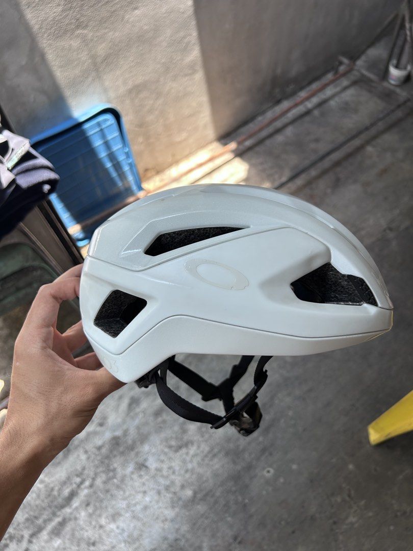 OAKLEY ARO3 ENDURANCE MIPS CYCLING HELMET (Category: Bicycles) located in Quezon City. Submitted by adarpgaming (Listing ID 1450629618, Image 2). Description: STILL NEGOTIABLE DETAILS BELOW PLEASE READ MIPS Okay na okay pa po if hindi kayo maselan SIZE MEDIUM (okay na okay sa malapad na ulo) Pickup or lalamove: Kamias QUEZON CITY Issue: -Kulang lang po yun pads pero di naman ramdam -konting gasgas lang check pics -sa may strap, natanggal yun para
