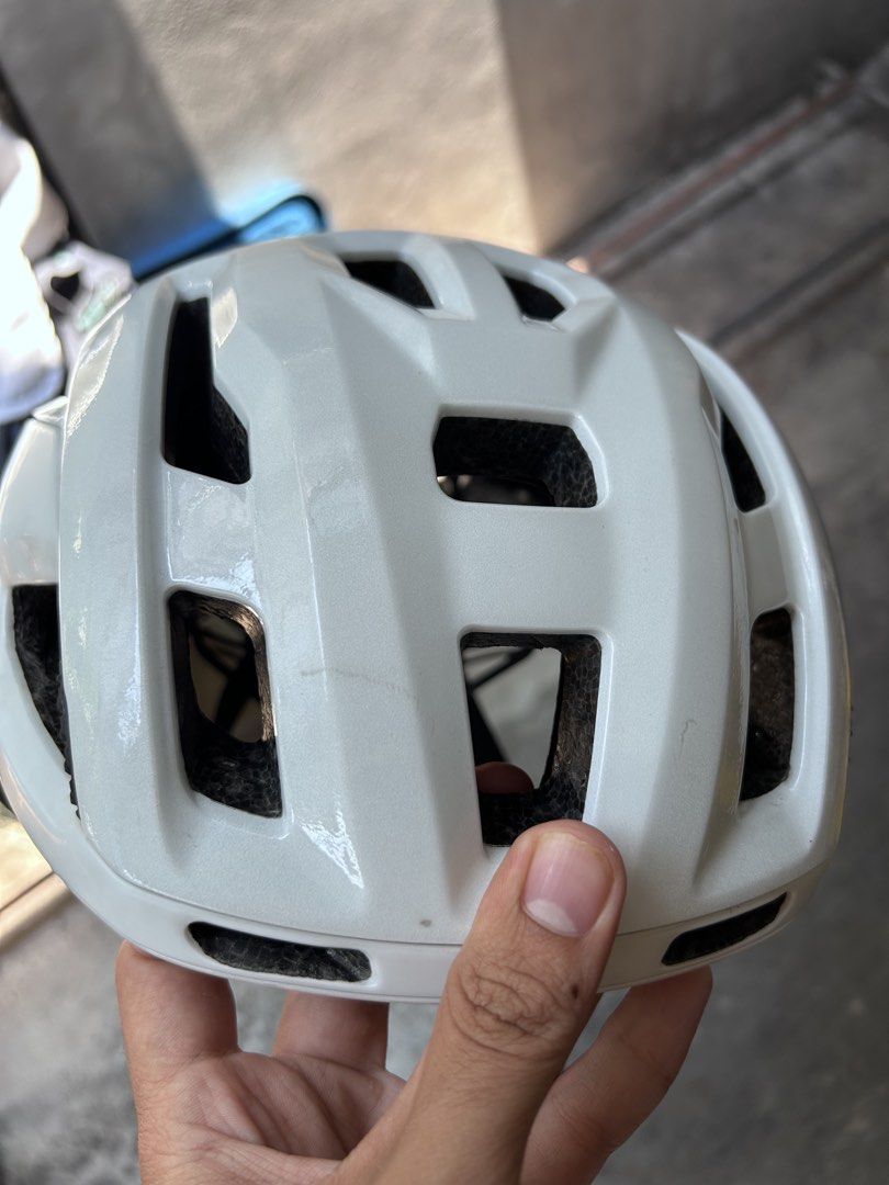 OAKLEY ARO3 ENDURANCE MIPS CYCLING HELMET (Category: Bicycles) located in Quezon City. Submitted by adarpgaming (Listing ID 1450629618, Image 3). Description: STILL NEGOTIABLE DETAILS BELOW PLEASE READ MIPS Okay na okay pa po if hindi kayo maselan SIZE MEDIUM (okay na okay sa malapad na ulo) Pickup or lalamove: Kamias QUEZON CITY Issue: -Kulang lang po yun pads pero di naman ramdam -konting gasgas lang check pics -sa may strap, natanggal yun para