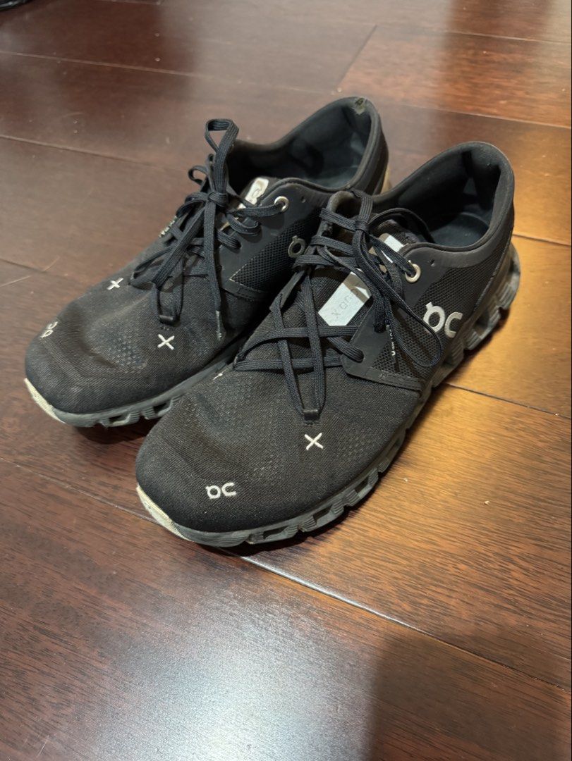 ON Cloud X Men Black Running Shoes US 10 (Category: Sneakers) located in Makati City. Submitted by patsang96 (Listing ID 1450631690, Image 1). Description: US 10 Bought in SM North Edsa 2022 Some cracking on the back right shoe.
