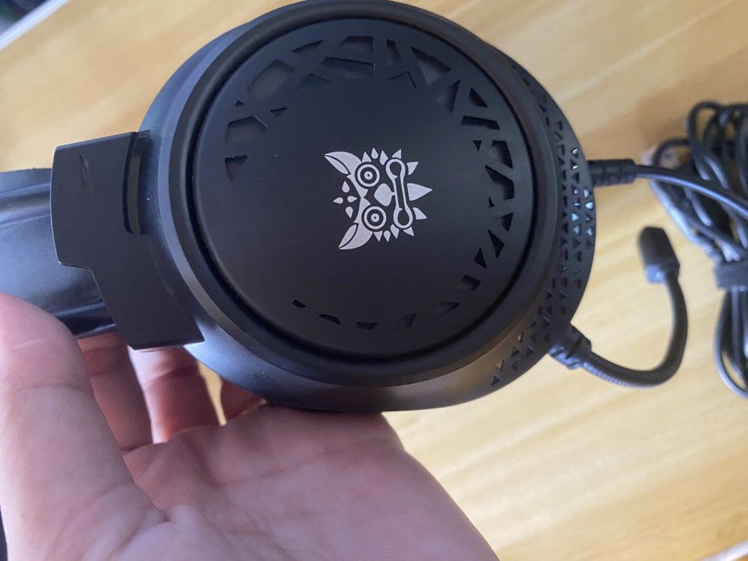 ONIKUMA Gaming Headset with Microphone (Category: Headphones & Headsets) located in Taguig. Submitted by j.marasigan (Listing ID 1450544427, Image 3). Description: - ONIKUMA Gaming Headset - Stylish design on earcups - ONIKUMA branding on headband - Integrated microphone - Durable coiled cable - Perfect for extended gaming sessions no box / as is sf c/o buyer rfs - prefers wireless.