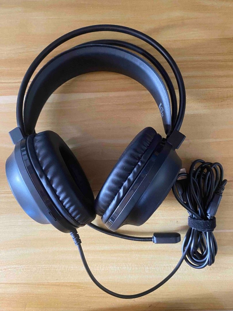 ONIKUMA Gaming Headset with Microphone (Category: Headphones & Headsets) located in Taguig. Submitted by j.marasigan (Listing ID 1450544427, Image 1). Description: - ONIKUMA Gaming Headset - Stylish design on earcups - ONIKUMA branding on headband - Integrated microphone - Durable coiled cable - Perfect for extended gaming sessions no box / as is sf c/o buyer rfs - prefers wireless.