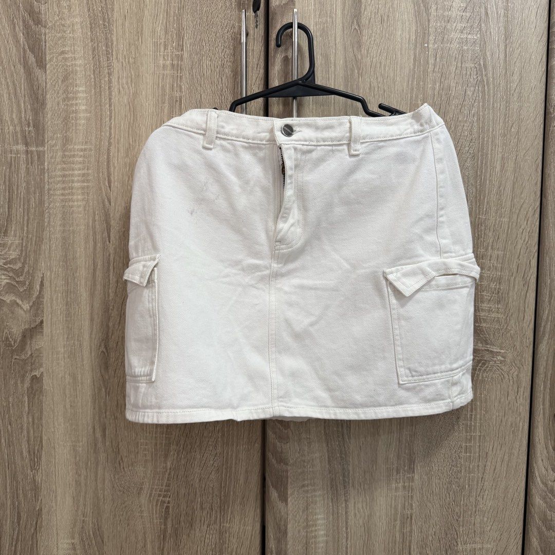 Penshoppe White Cargo Denim Mini Skirt (Category: Skirts) located in Quezon City. Submitted by _seyer (Listing ID 1450616579, Image 1). Description: - White denim cargo mini skirt from Penshoppe - Comfortable elastic waistband at the back - Functional front and side pockets - Minor faint marks on the front (visible in the last photo) - Ideal for everyday casual wear.