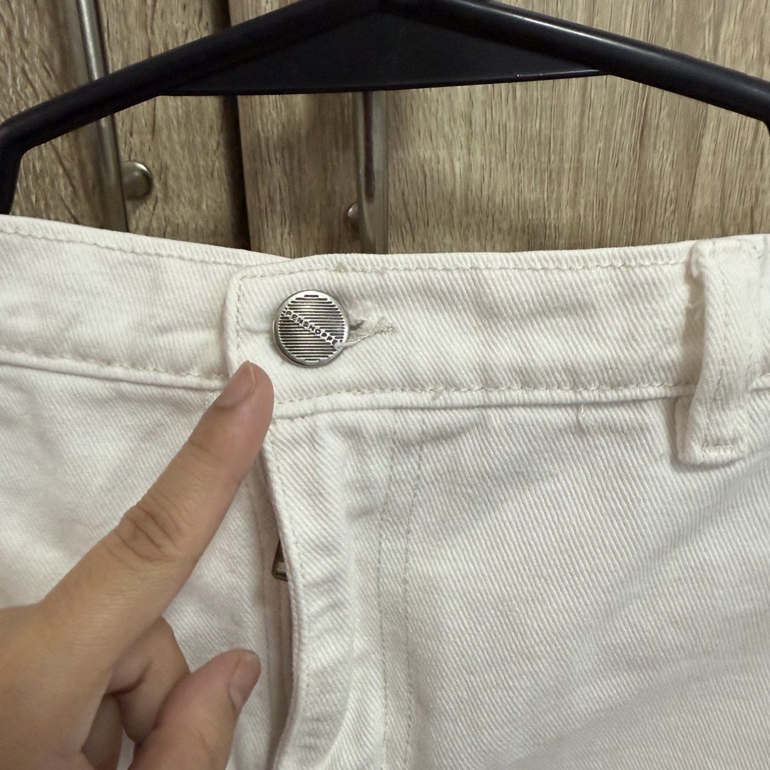 Penshoppe White Cargo Denim Mini Skirt (Category: Skirts) located in Quezon City. Submitted by _seyer (Listing ID 1450616579, Image 2). Description: - White denim cargo mini skirt from Penshoppe - Comfortable elastic waistband at the back - Functional front and side pockets - Minor faint marks on the front (visible in the last photo) - Ideal for everyday casual wear.