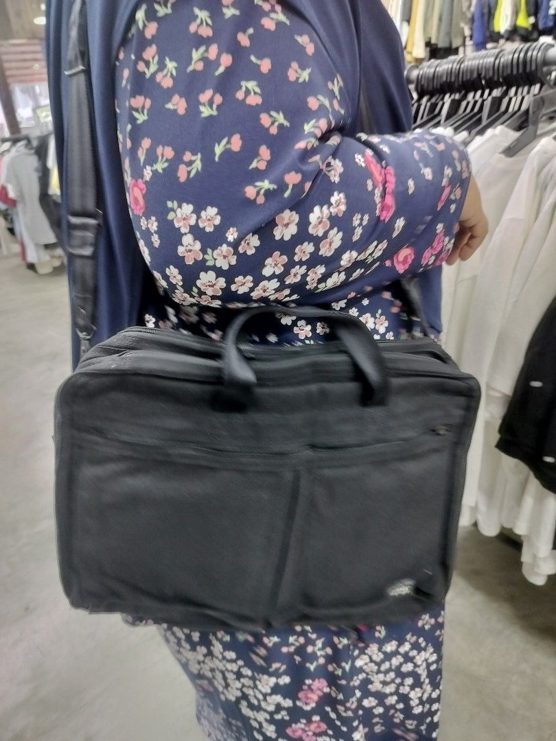 Porter Tokyo Cordura Black Messenger Bag (Category: Sling Bags) located in Kuala Lumpur. Submitted by bong_brigade (Listing ID 1450648558, Image 2). Description: Condition masih ok sila rujuk gmbr harga rm88 termasuk pos cod putrajaya shja.....tq polo sport polo bear PRL billabong rusty rip curl Belton Usa Y's cdg comme des garcons Issey Miyake Yohji Yamamoto Hiroshige Maki kapital iron heart flat head evisu momotaro .