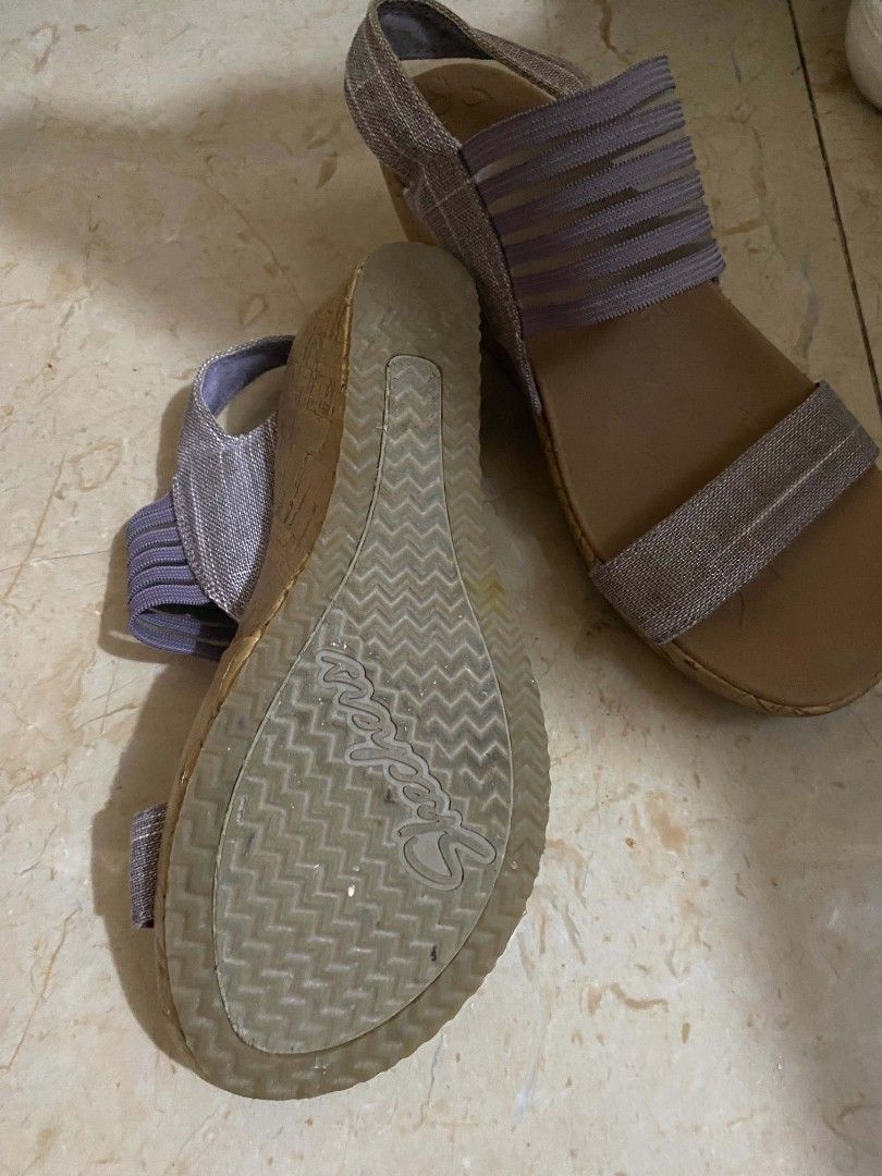 Preloved Skechers Beeverlee Sandals (Category: Wedges) located in Cebu City. Submitted by arni1 (Listing ID 1450637344, Image 2). Description: - Comfortable Skechers wedge sandals - Features Luxe Foam for superior cushioning - Elastic straps across the top ensure a secure fit - Grippy sole pattern for stability - Ideal for walking and everyday wear.
