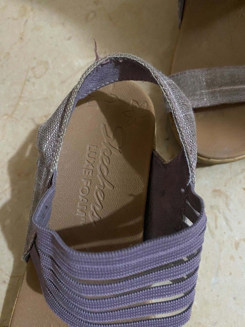 Preloved Skechers Beeverlee Sandals (Category: Wedges) located in Cebu City. Submitted by arni1 (Listing ID 1450637344, Image 3). Description: - Comfortable Skechers wedge sandals - Features Luxe Foam for superior cushioning - Elastic straps across the top ensure a secure fit - Grippy sole pattern for stability - Ideal for walking and everyday wear.