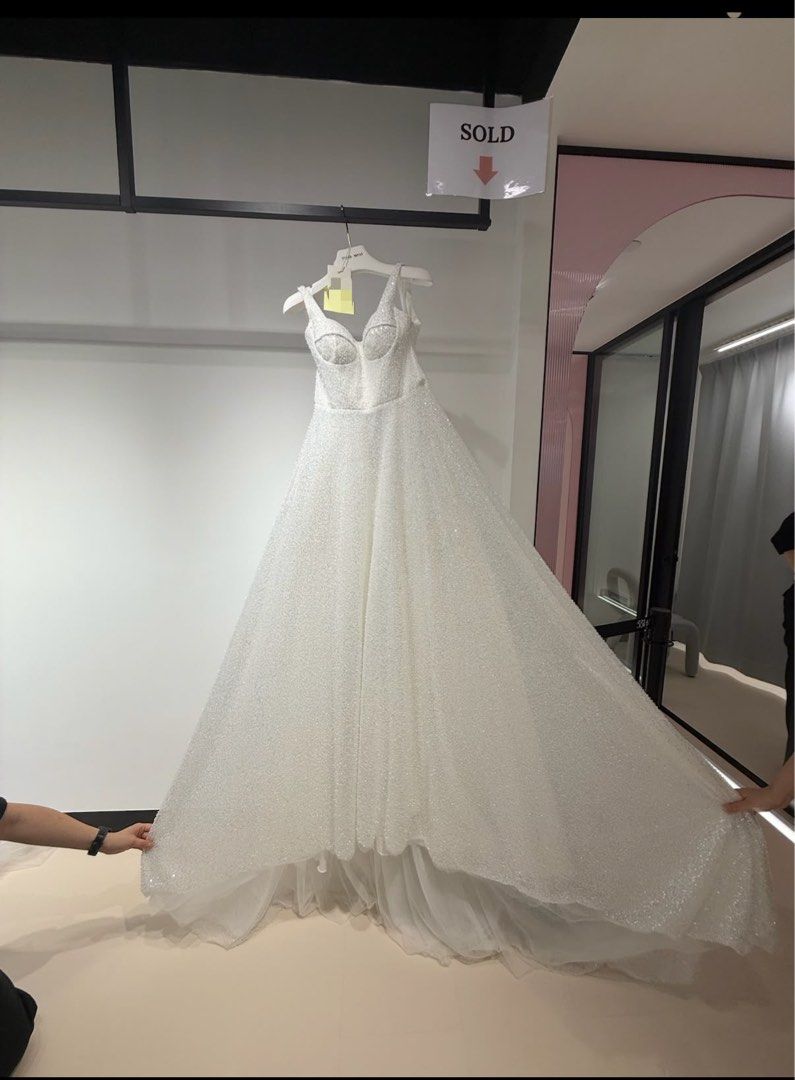 (Sample sale) Sparkly White Wedding Dress （分類：晚裝）位於 Hong Kong。 由 flyhigh18 提交（商品編號 1450680811，圖片 2）。簡介： Beautiful sparkly white wedding dress. Sweetheart neckline with thin straps. Full A-line skirt with a long train. Perfect for your big day. The glitter is all over the dress, making it shine. It's a really eye-catching gown. Comes with a hanger and dress bag.。