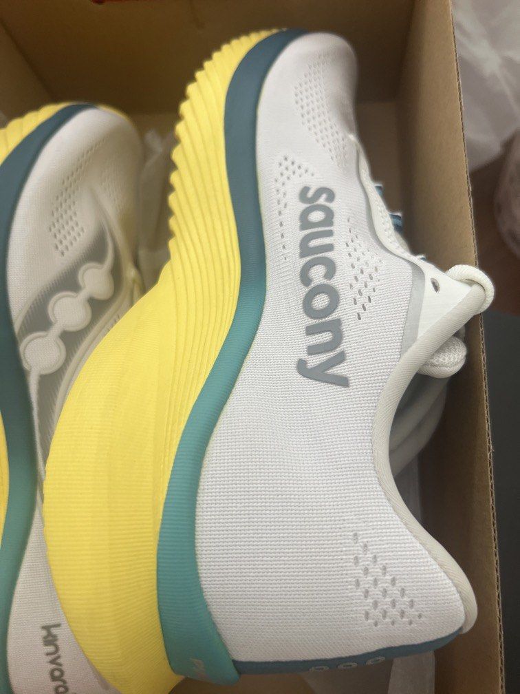 Saucony shoes (Category: Sneakers) located in Puchong. Submitted by gemilangperdanaenterprise (Listing ID 1450604810, Image 3). Description: Brand new Original Cm26 Kinvara 15 .