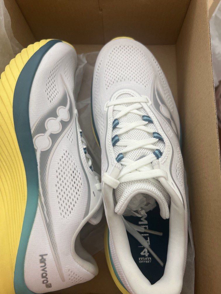 Saucony shoes (Category: Sneakers) located in Puchong. Submitted by gemilangperdanaenterprise (Listing ID 1450604810, Image 1). Description: Brand new Original Cm26 Kinvara 15 .